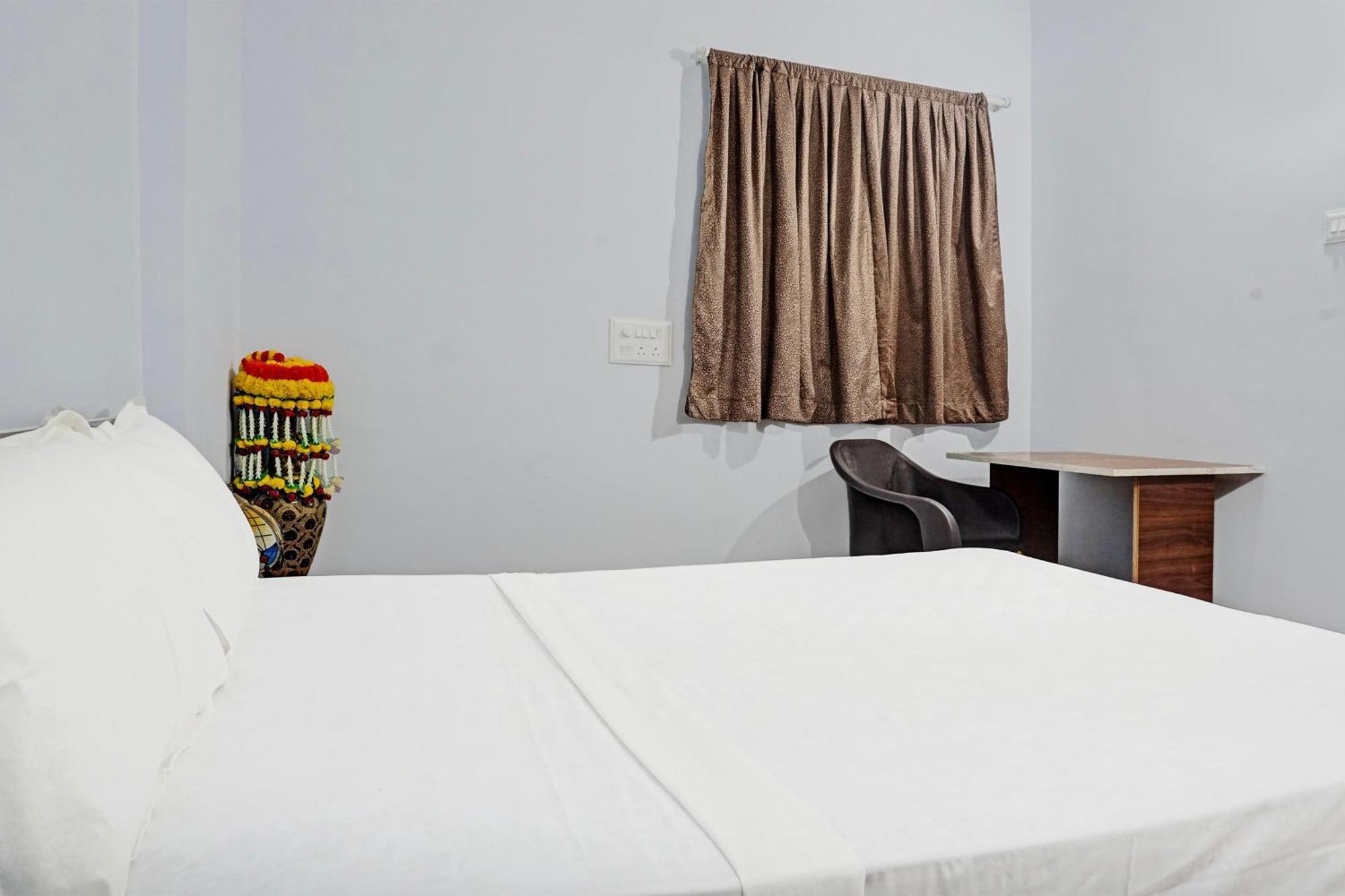 Oyo 820503 Lotus Lodge And Guest House Kharakvasla Екстериор снимка