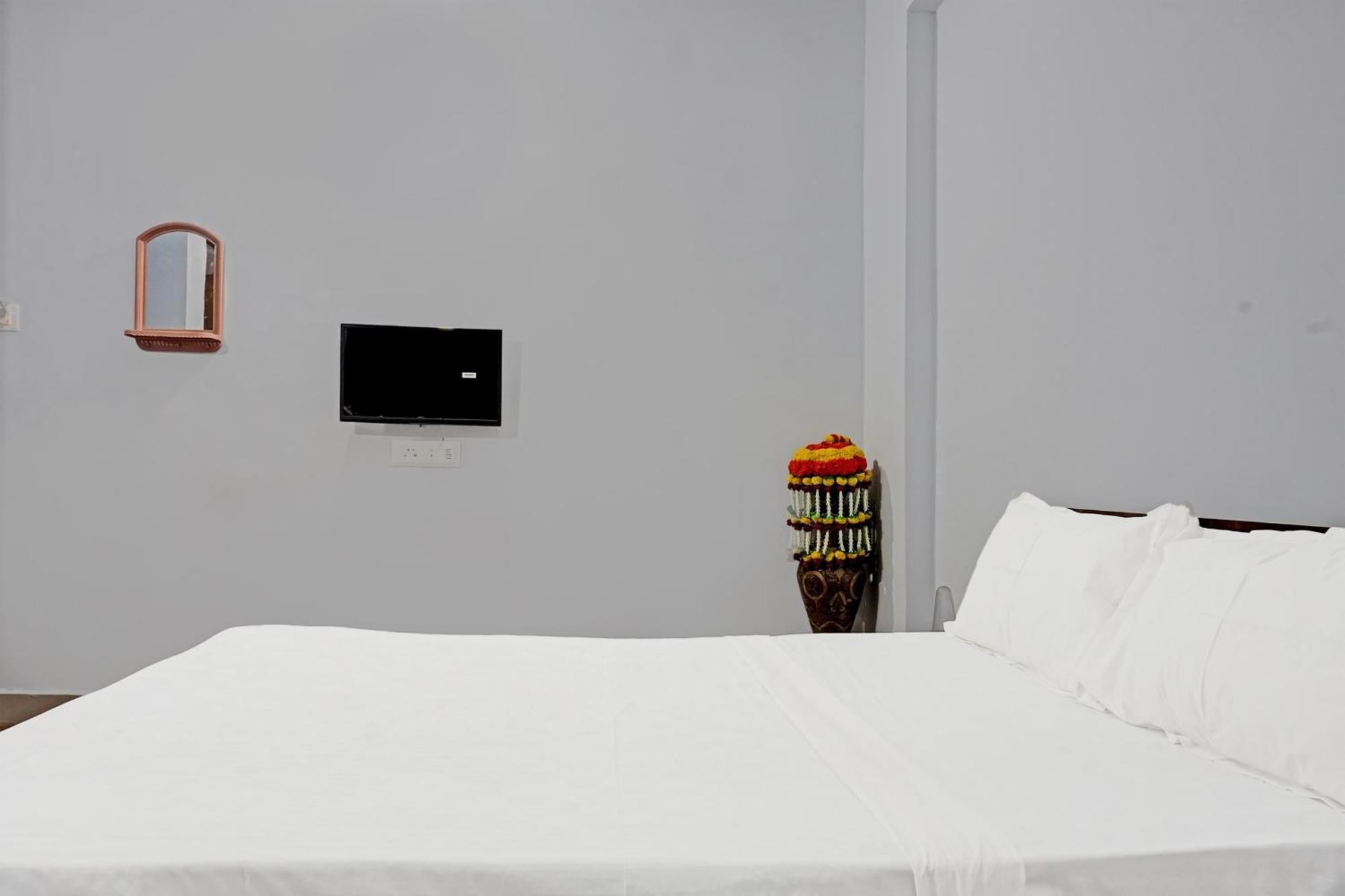 Oyo 820503 Lotus Lodge And Guest House Kharakvasla Екстериор снимка