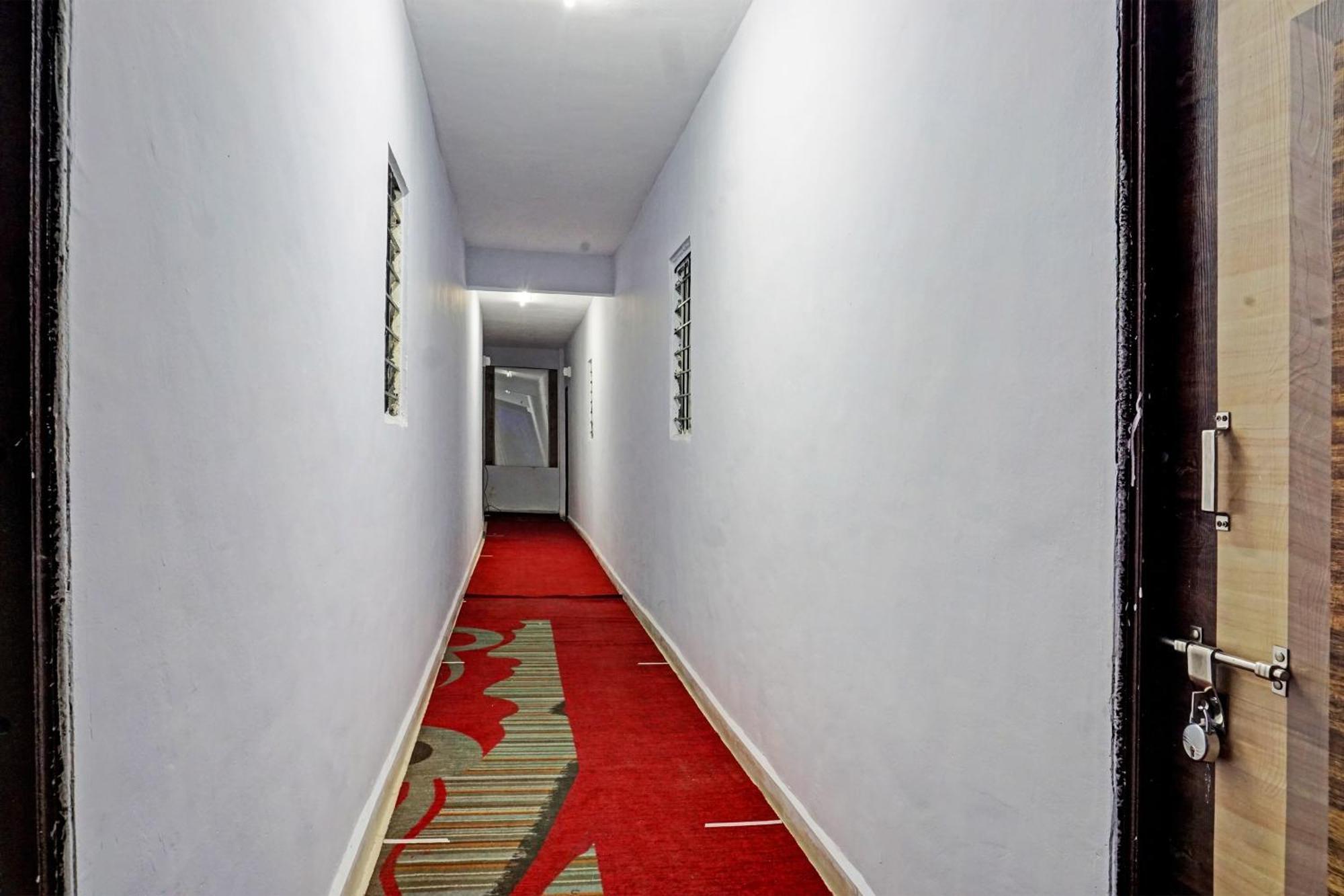 Oyo 820503 Lotus Lodge And Guest House Kharakvasla Екстериор снимка