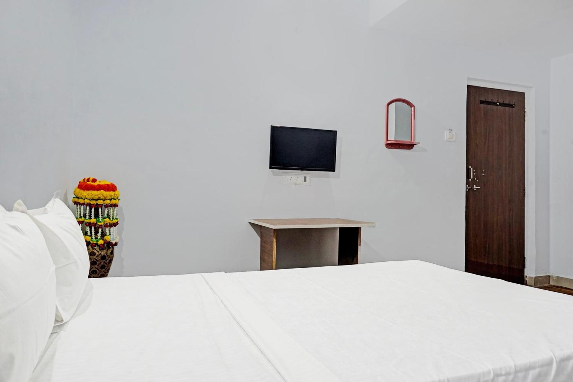 Oyo 820503 Lotus Lodge And Guest House Kharakvasla Екстериор снимка