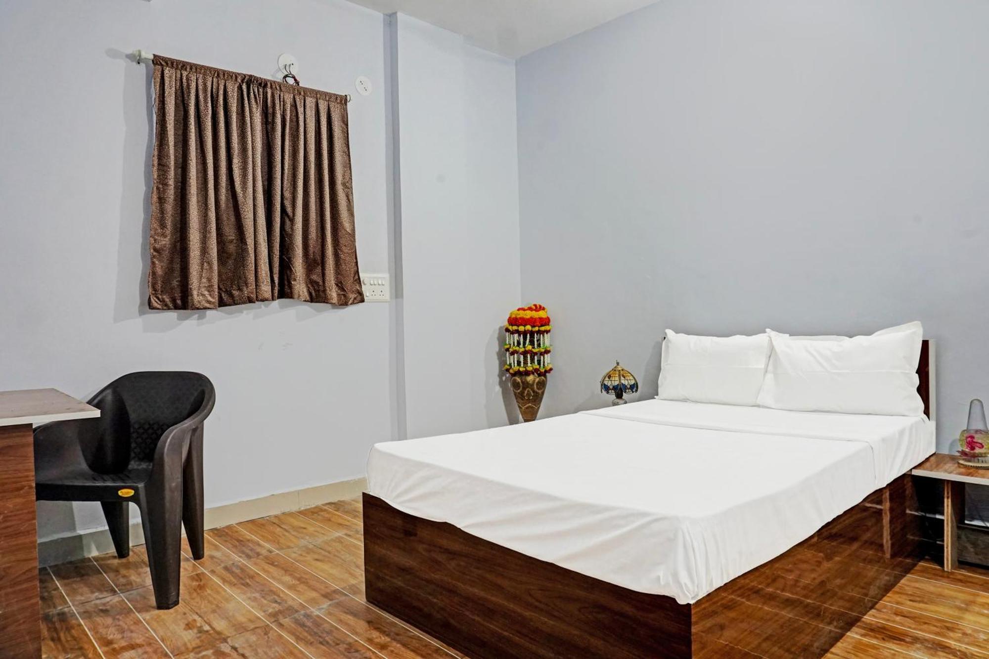 Oyo 820503 Lotus Lodge And Guest House Kharakvasla Екстериор снимка