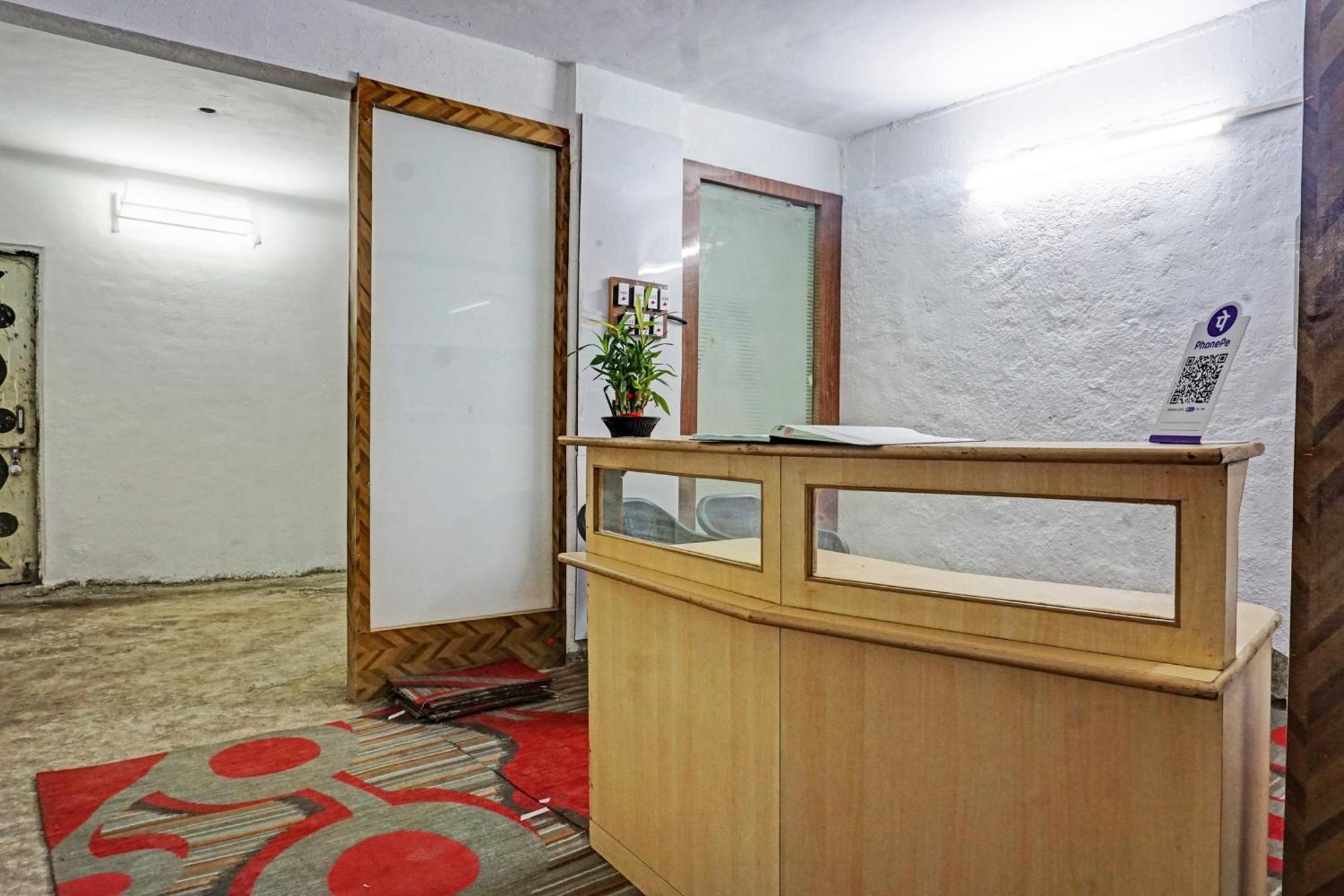 Oyo 820503 Lotus Lodge And Guest House Kharakvasla Екстериор снимка