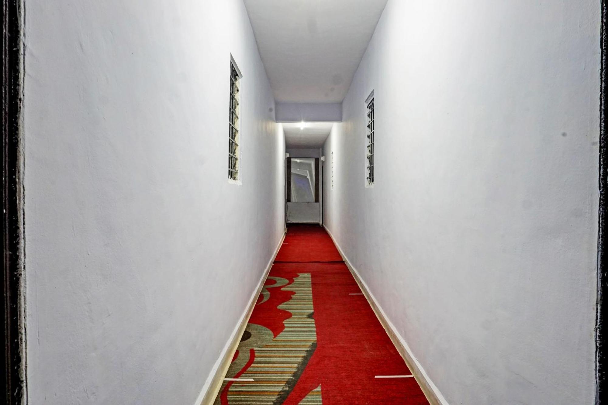 Oyo 820503 Lotus Lodge And Guest House Kharakvasla Екстериор снимка