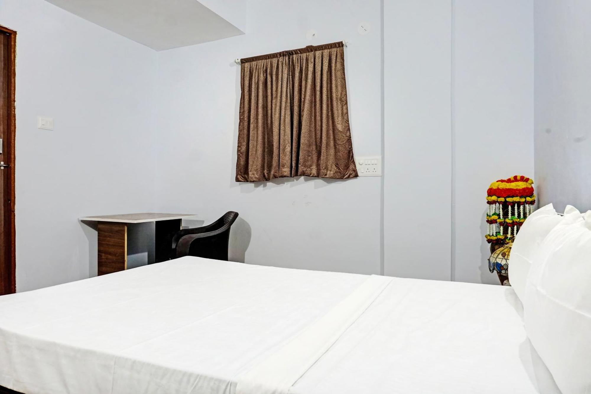 Oyo 820503 Lotus Lodge And Guest House Kharakvasla Екстериор снимка