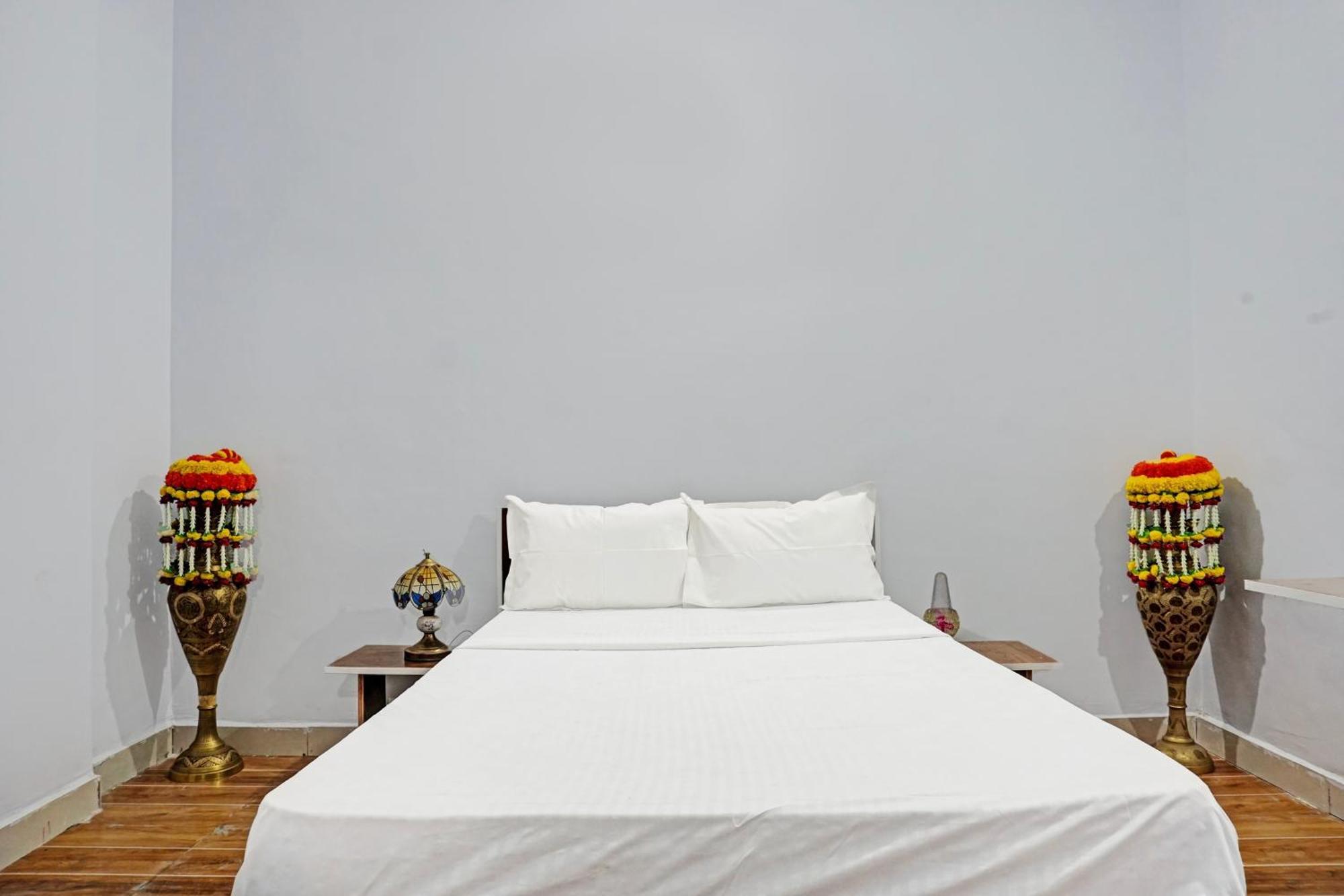 Oyo 820503 Lotus Lodge And Guest House Kharakvasla Екстериор снимка