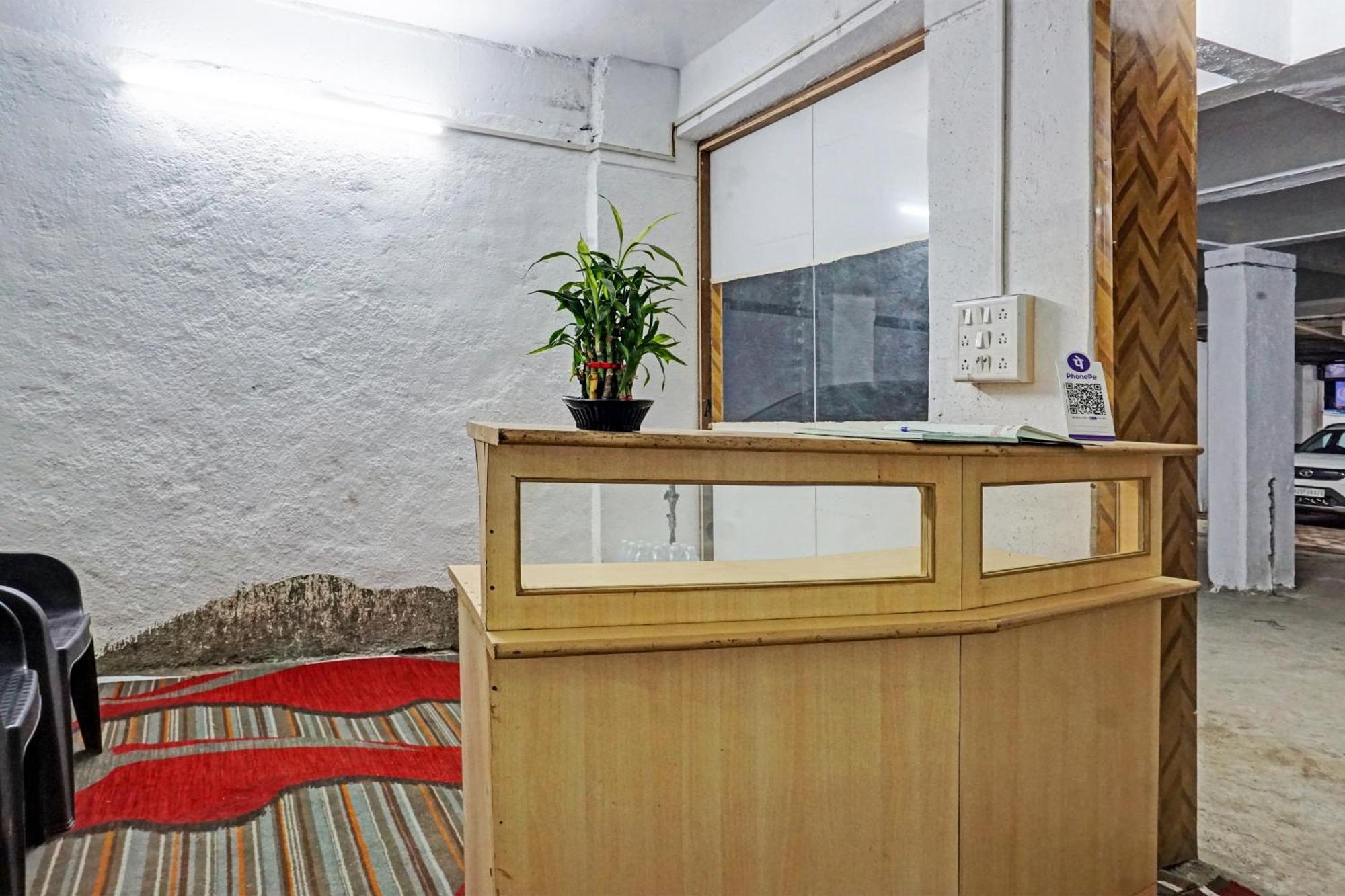 Oyo 820503 Lotus Lodge And Guest House Kharakvasla Екстериор снимка