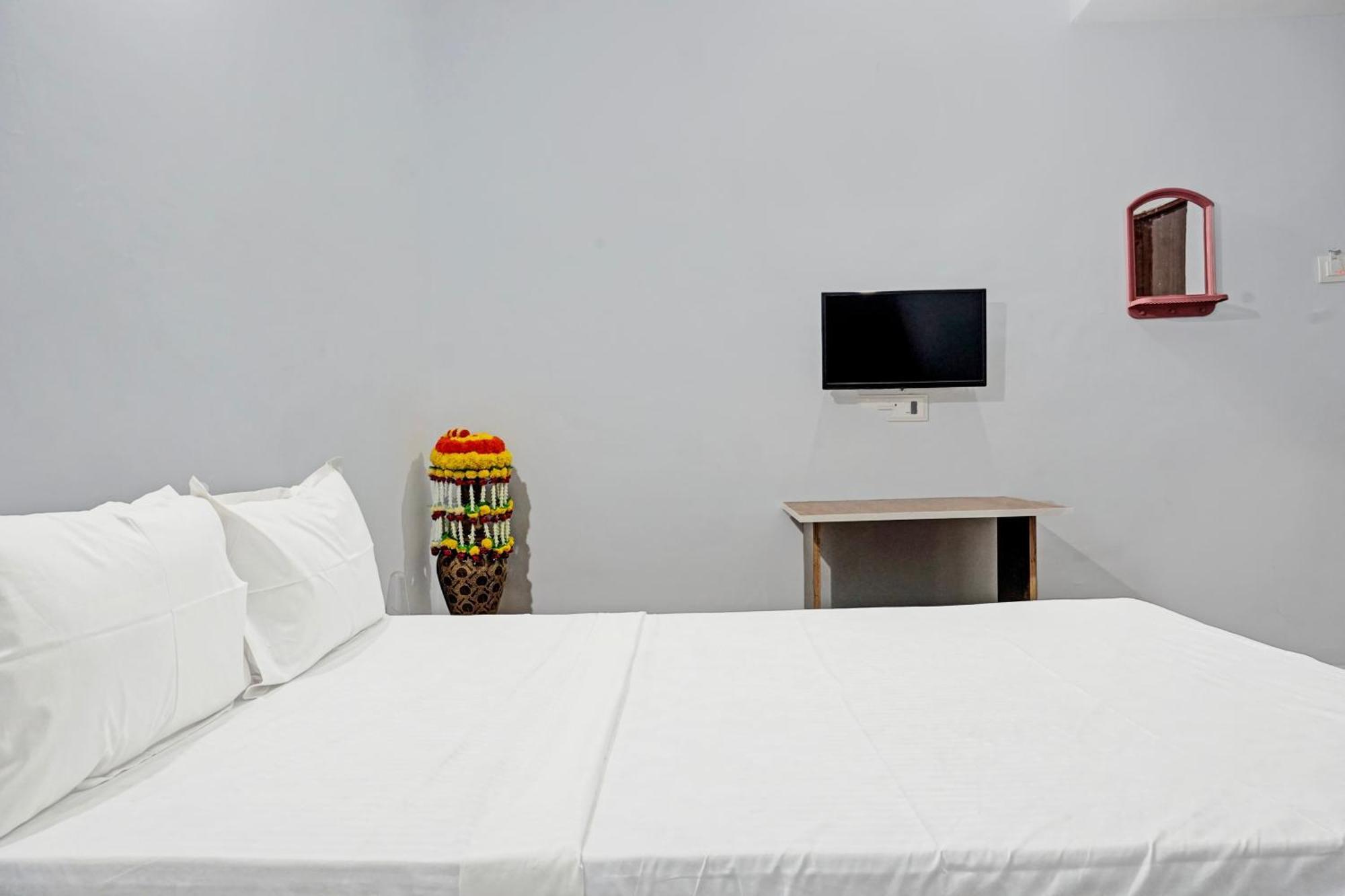 Oyo 820503 Lotus Lodge And Guest House Kharakvasla Екстериор снимка