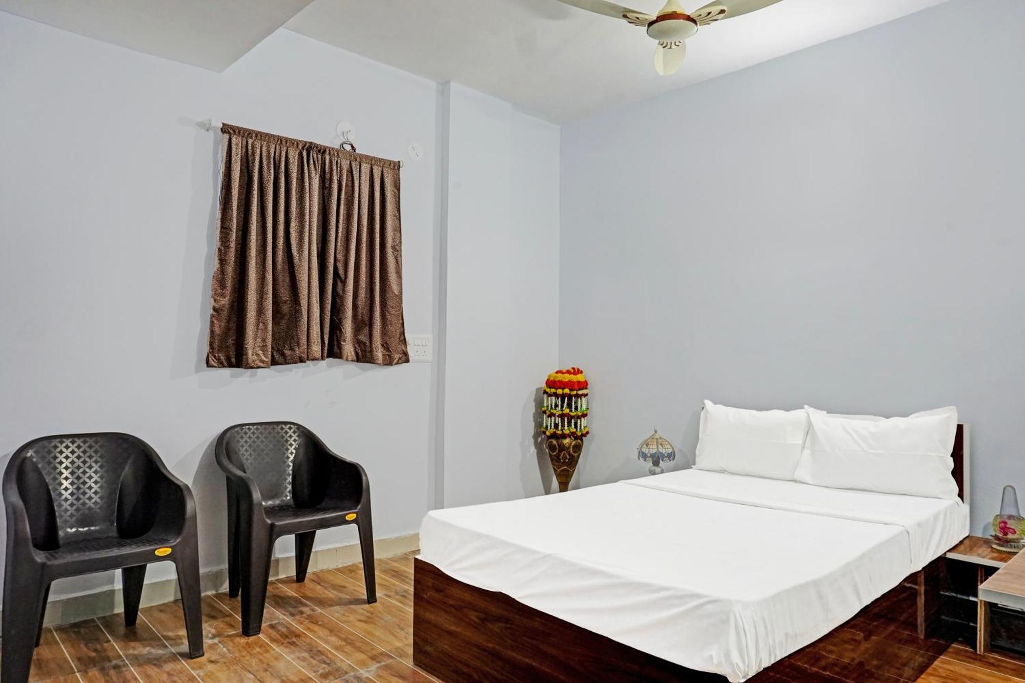 Oyo 820503 Lotus Lodge And Guest House Kharakvasla Екстериор снимка
