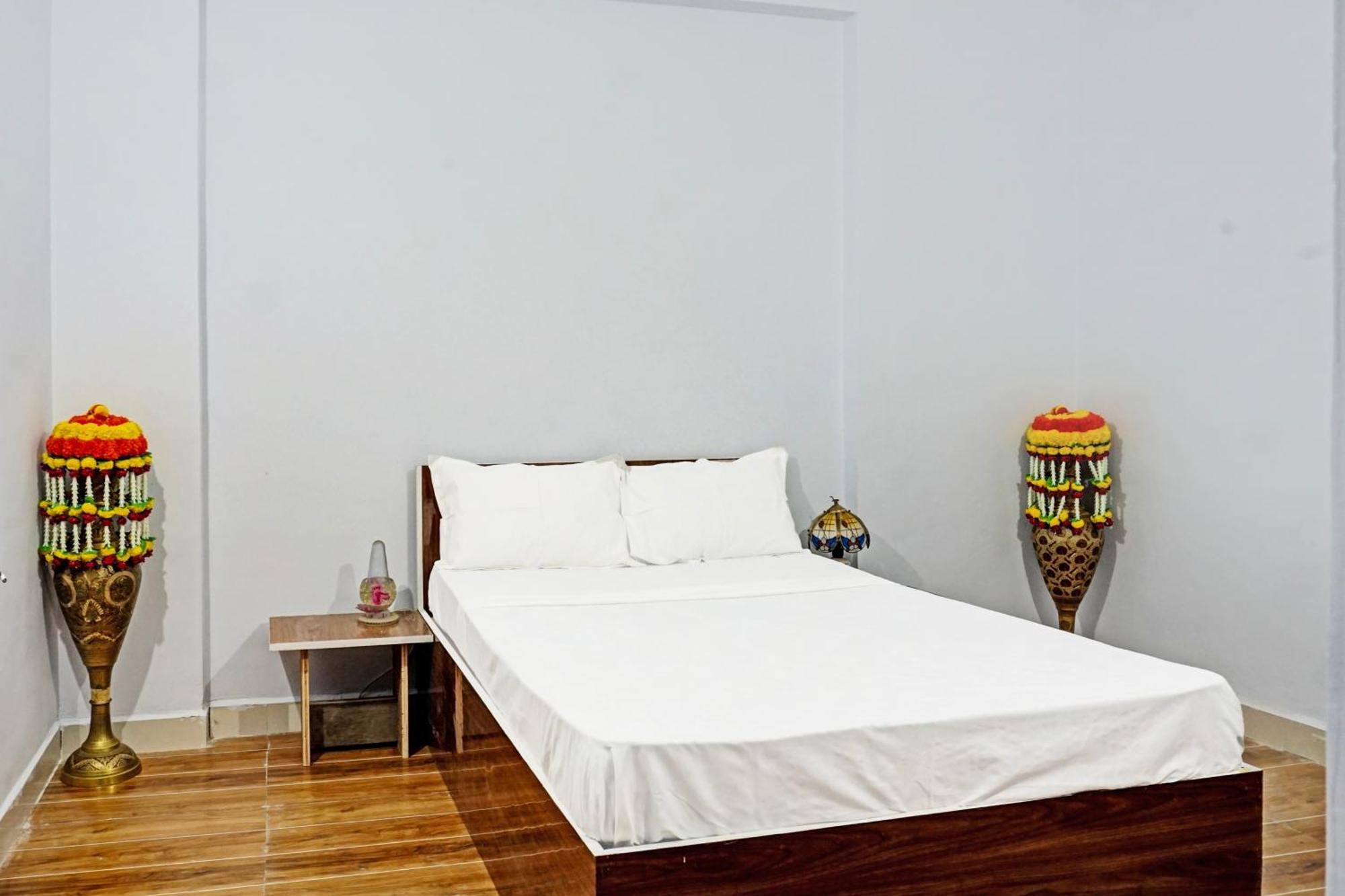Oyo 820503 Lotus Lodge And Guest House Kharakvasla Екстериор снимка