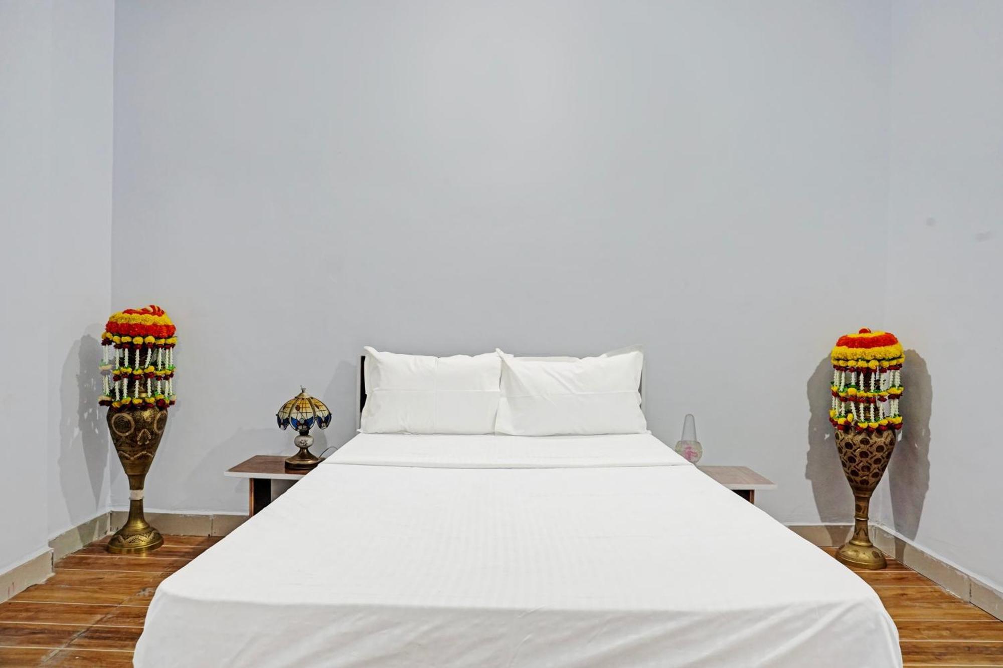 Oyo 820503 Lotus Lodge And Guest House Kharakvasla Екстериор снимка